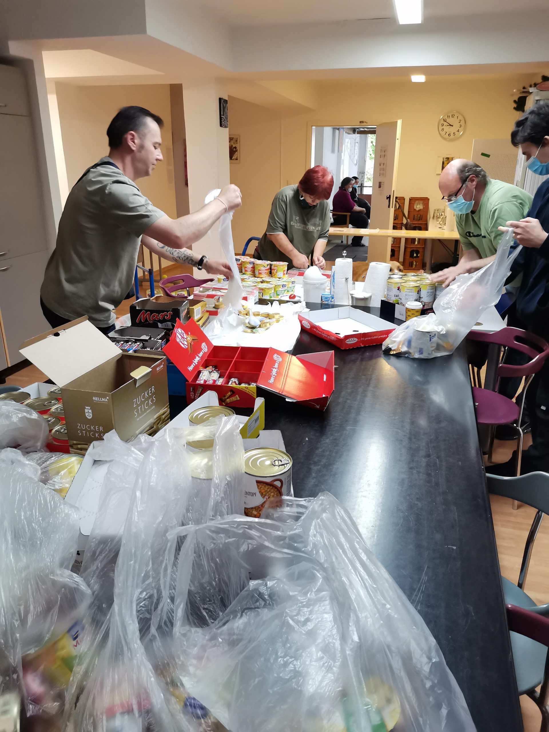 Trott-war-Mitarbeitende beim Abpacken des Einkaufs