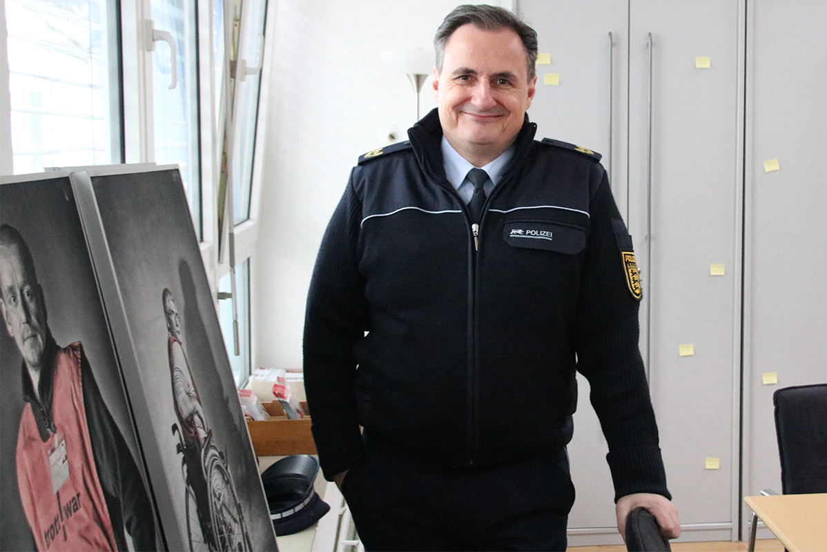 Vize-Polizeipräsident in dunkelblauer Uniform