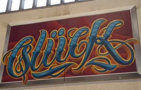 Graffiti in der Stuttgarter Bahnhofshalle - GLÜCK - bekannter Stuttgarter Künstler - Kalligraphie- Secret Walls Gallery