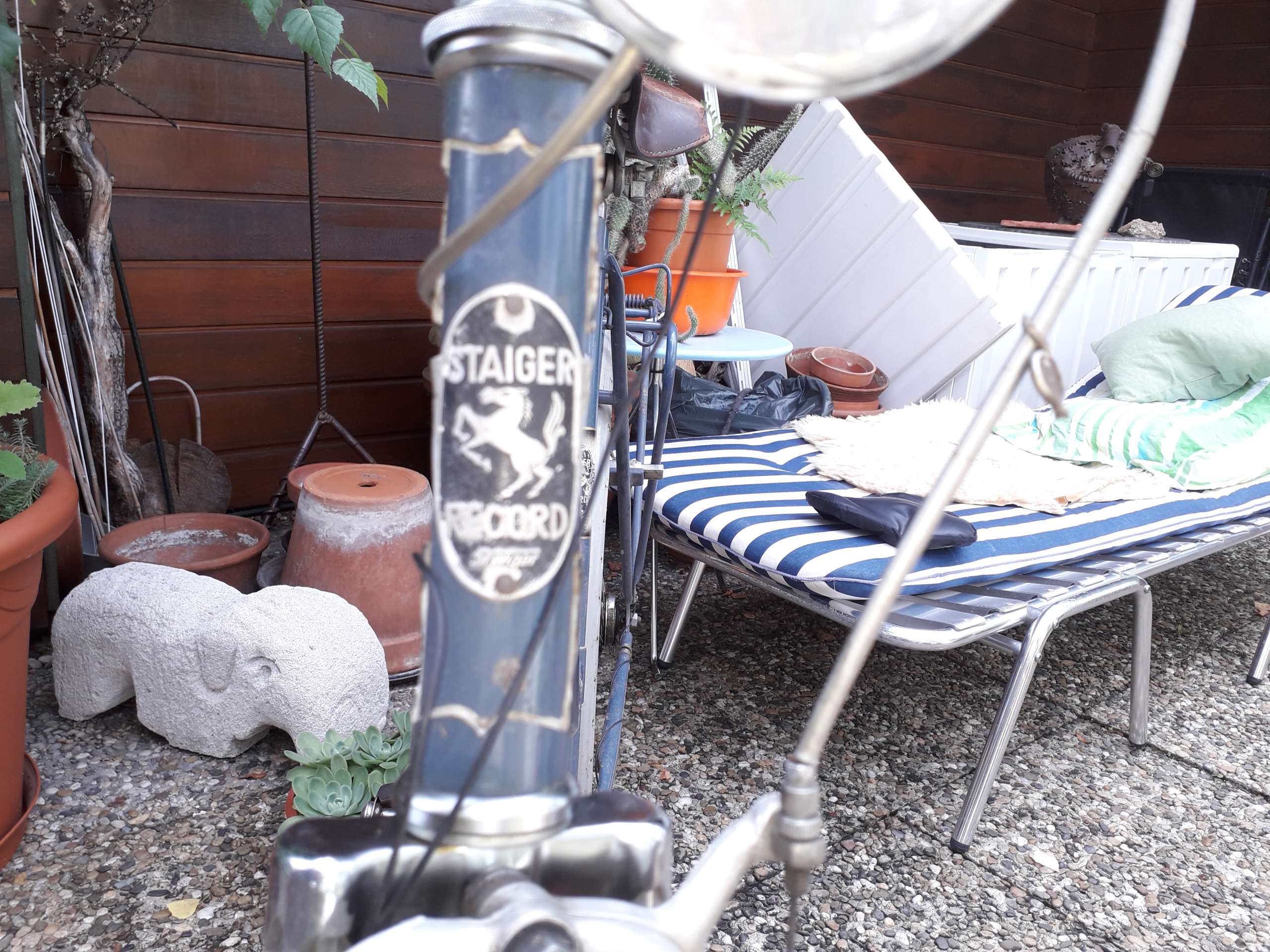 Markenzeichen Staiger des Oldtimer-Fahrrades an Vorderseite des Rahmens