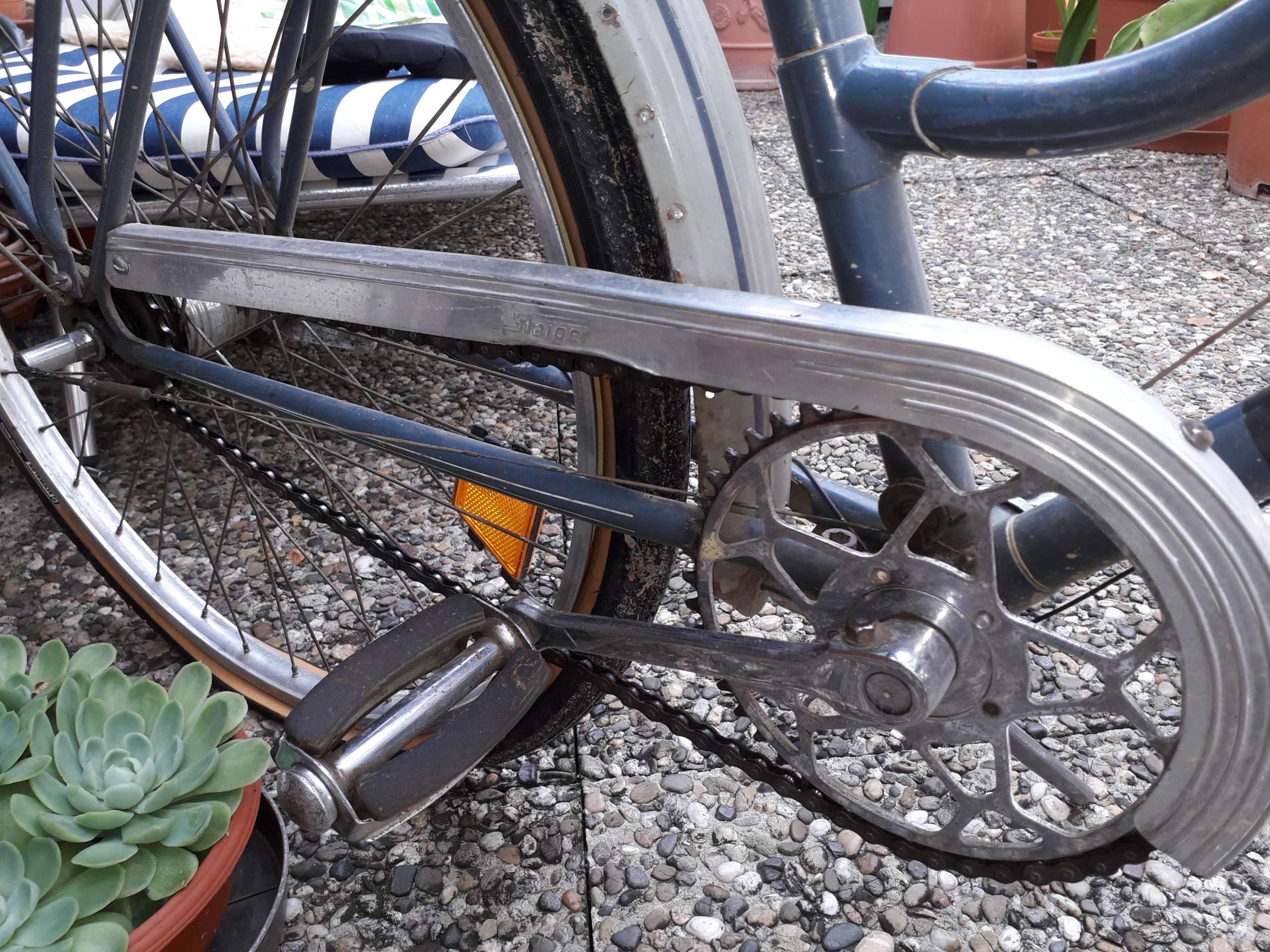 Pedal und Kette mit Schutzblech des Oldtimer-Fahrrades