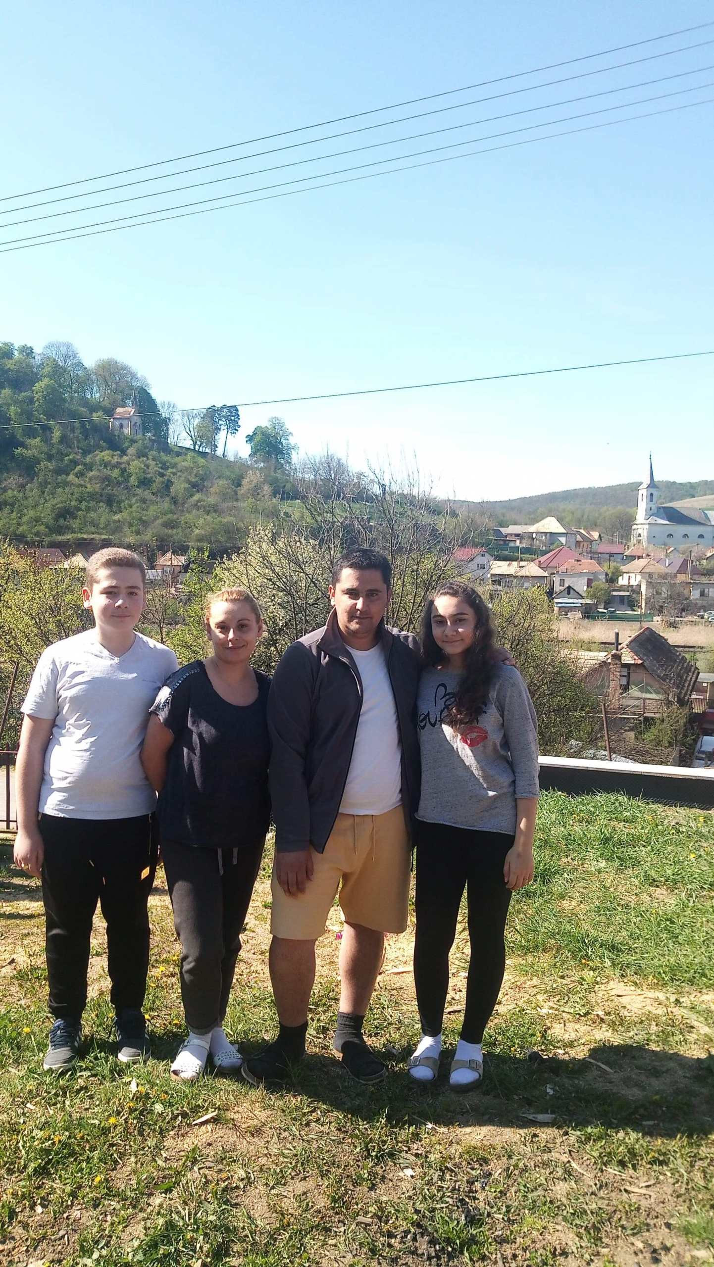 Ladislav mit Frau und mit Sohn und Tochter im Teenager-Alter auf einer Wiese